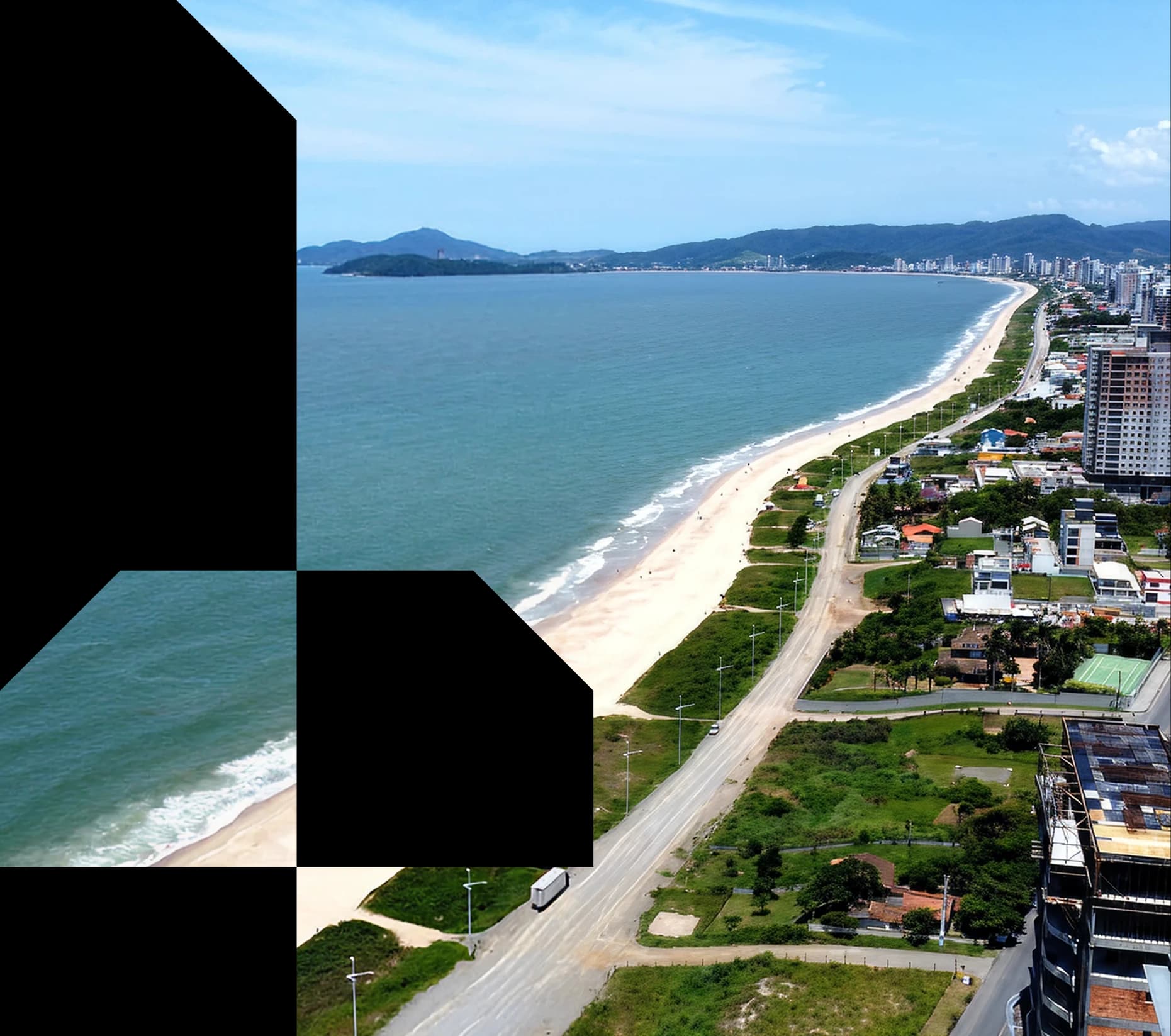Vista aérea de orla com empreendimentos imobiliários